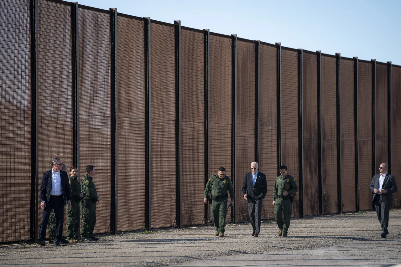 Image: DHS Secretary Alejandro Mayorkas travels to El Paso with President Biden (028)