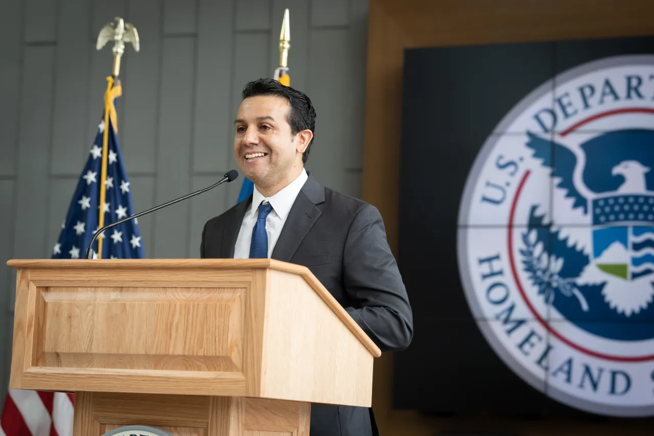 Image: DHS Secretary Alejandro Mayorkas Presents Outstanding American by Choice Award (11)