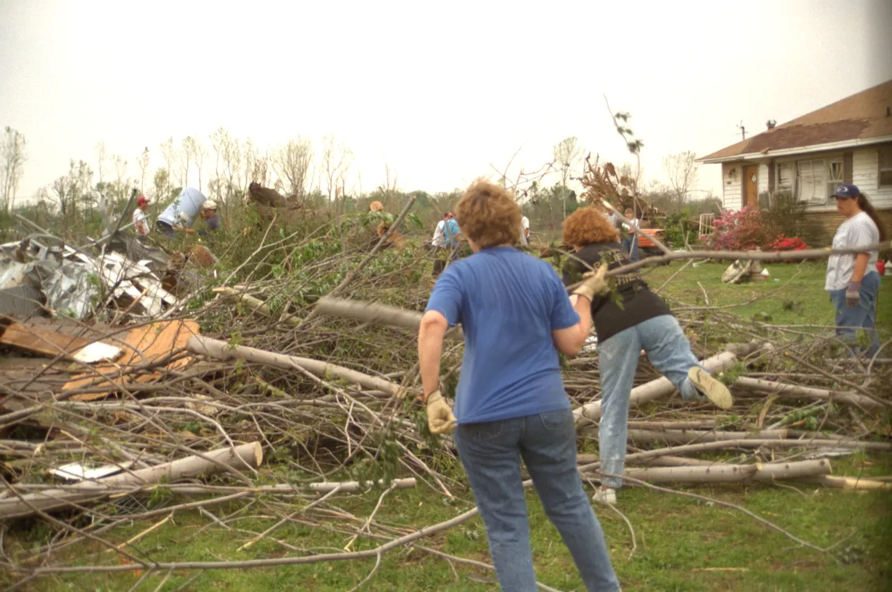 Image: Hurricane Andrew - Residents move to clean up