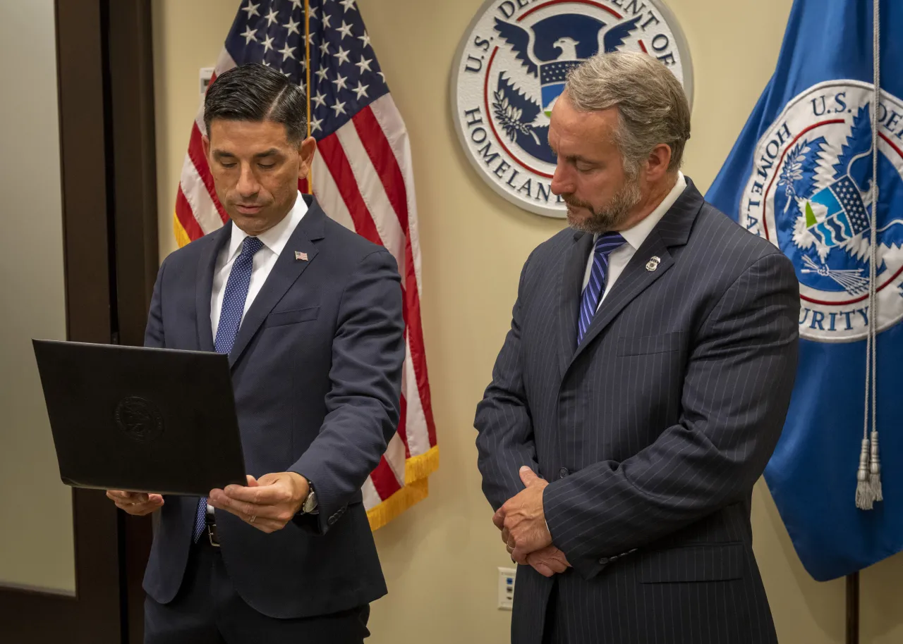 Image: Acting Secretary Wolf Awards Departing ICE Director (4)