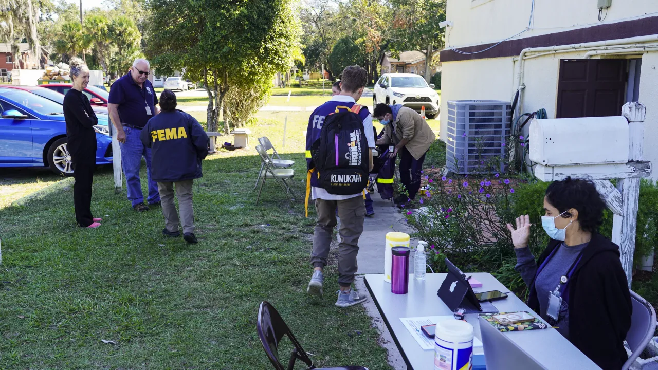 Image: FEMA Disaster Survivor Assistance at Volesia Vida Nueva (2)