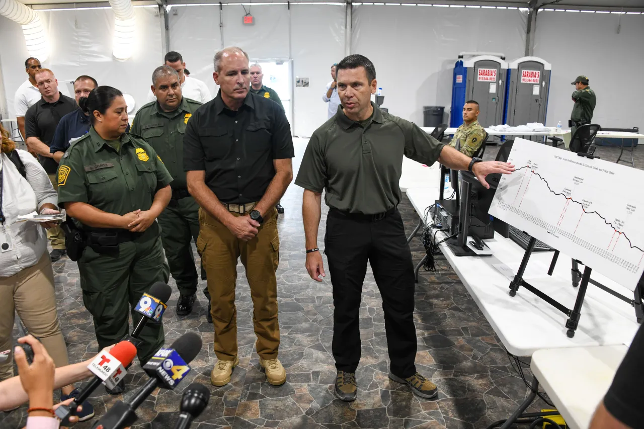 Image: Acting Secretary McAleenan Tours USBP Soft-Sided Facility (8)