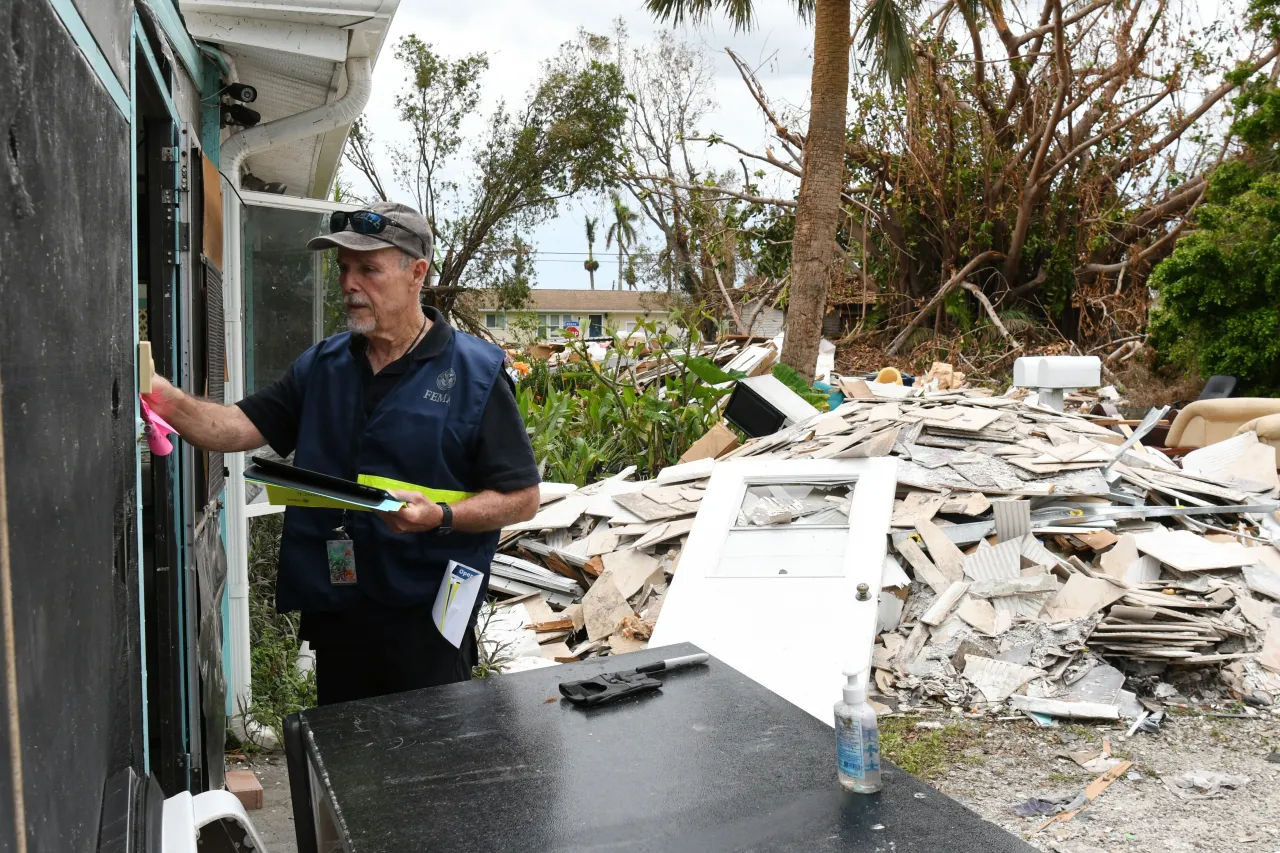 Image: FEMA Disaster Survivor Assistance Team Leaves Flyers in Neighborhood Impacted by Hurricane Ian (1)