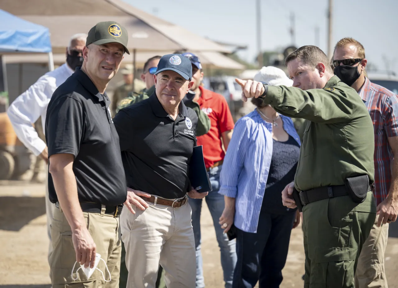 Image: DHS Secretary Alejandro Mayorkas Tours Del Rio International Bridge (14)