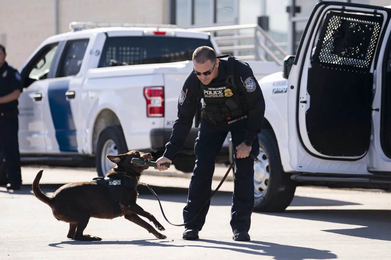 Image: DHS Secretary Alejandro Mayorkas travels to El Paso with President Biden (020)