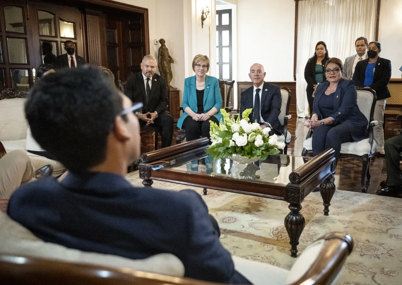 Image: DHS Secretary Mayorkas Meets President of Honduras (028)
