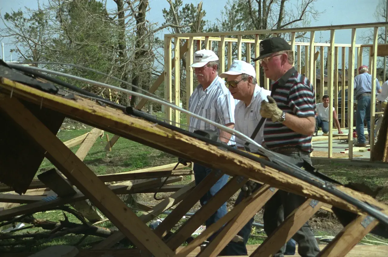 Image: Hurricane Andrew - FEMA employees inspect damage (2)