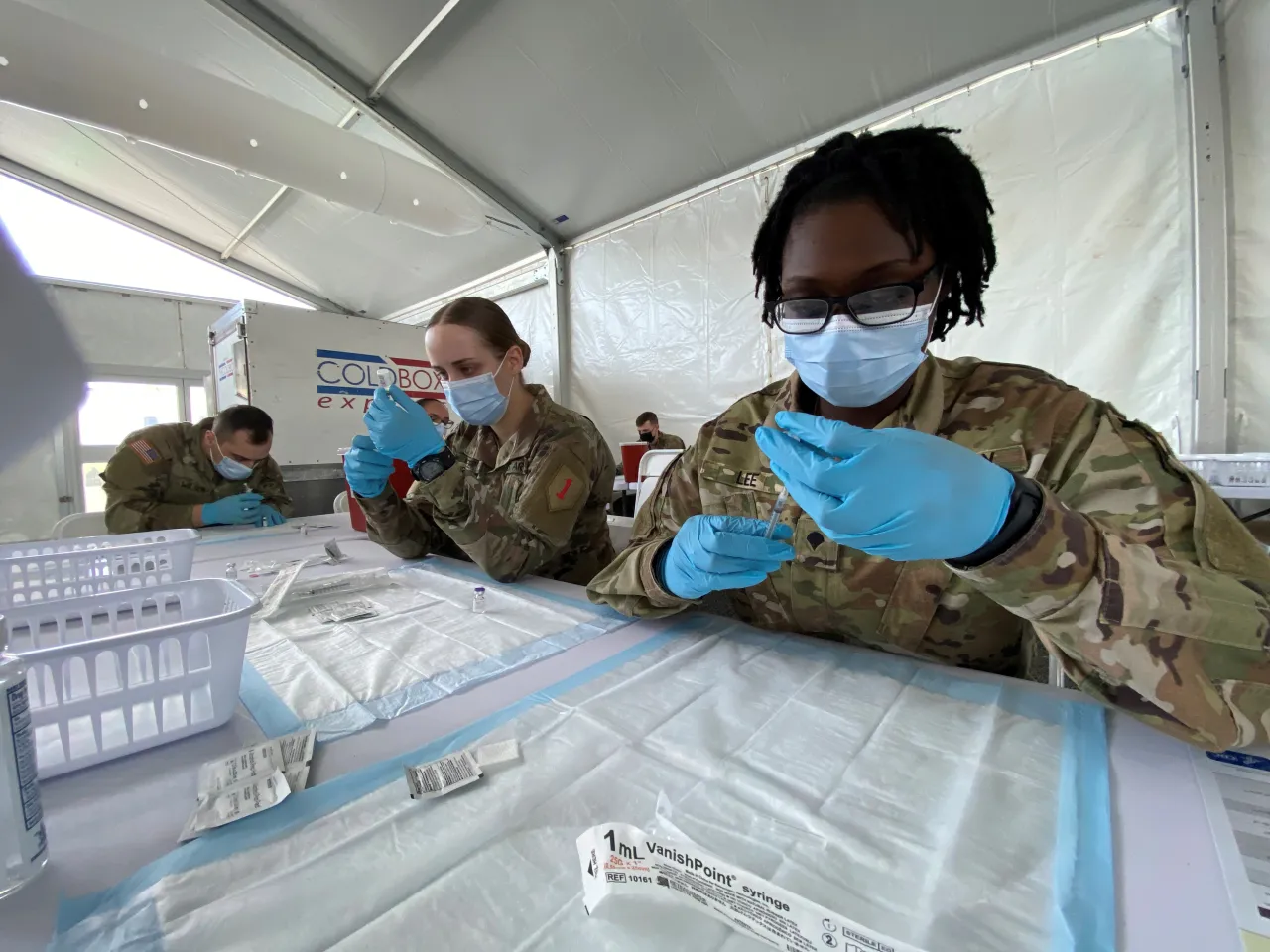 Image: Soldiers Filling COVID-19 Vaccines in Miami