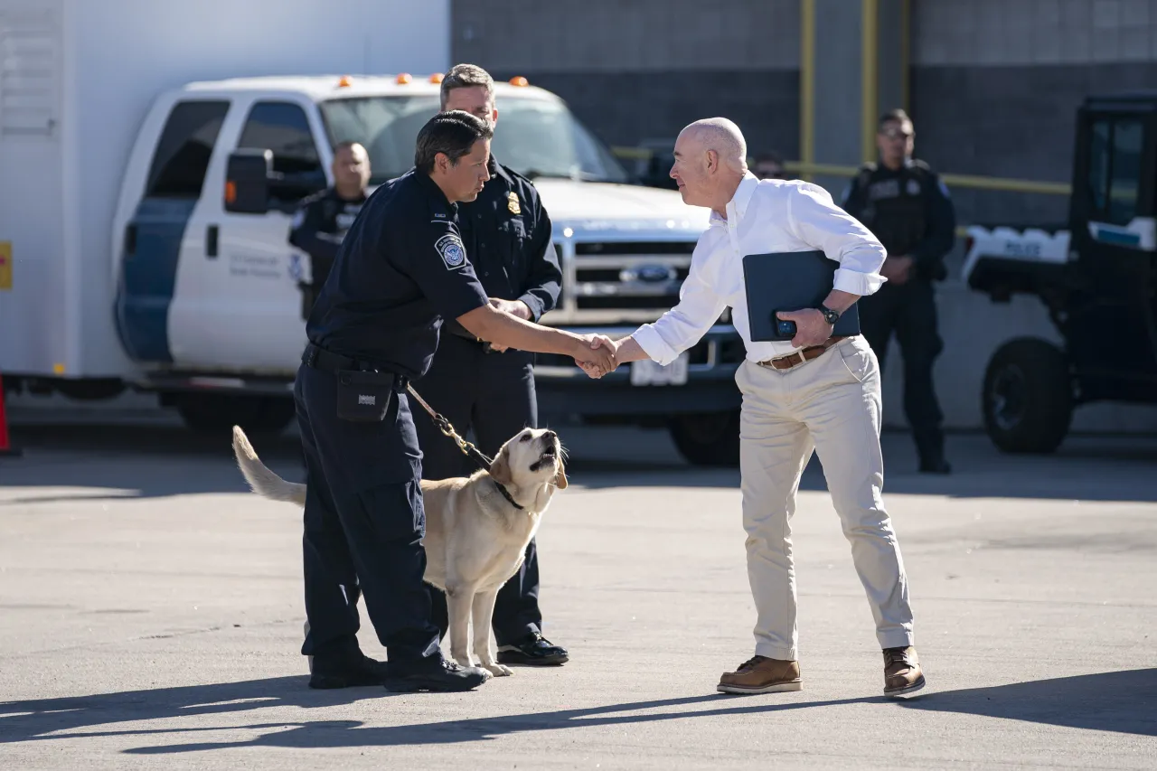 Image: DHS Secretary Alejandro Mayorkas travels to El Paso with President Biden (015)