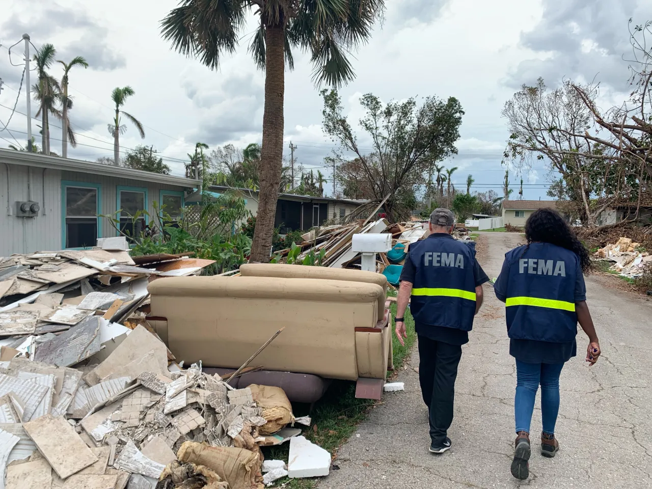 Image: FEMA Disaster Survivor Assistance Team Go Through Neighborhood Impacted by Hurricane Ian (4)