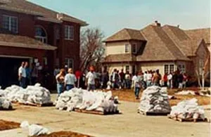 Image: Volunteers assist flood victims in Fargo with sandbags