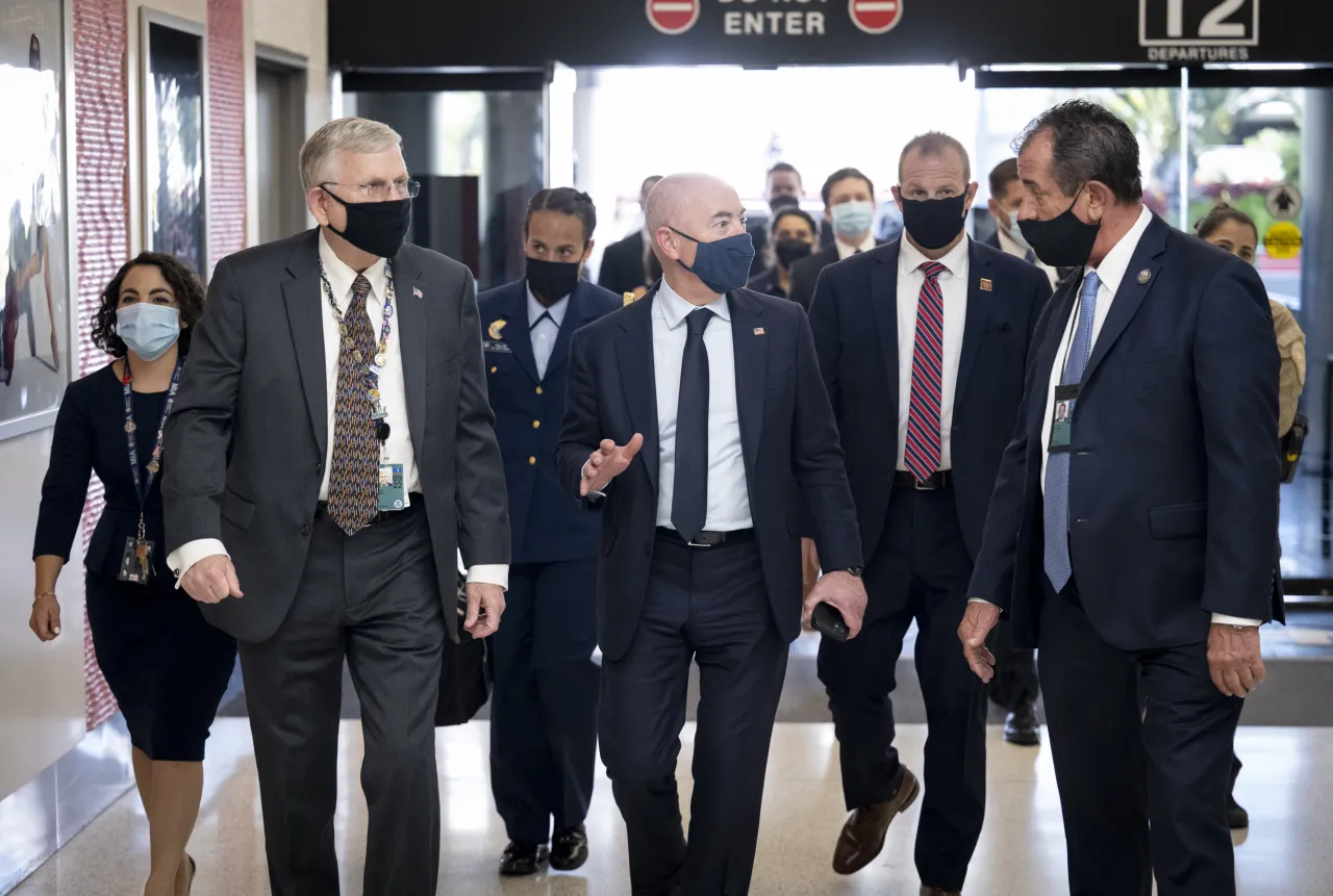 Image: DHS Secretary Alejandro Mayorkas Meets with TSA Employees at Miami International Airport (9)