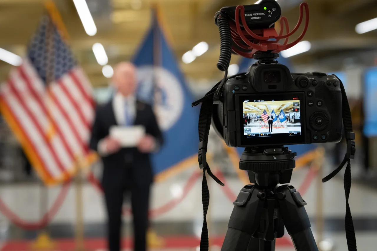 Image: DHS Secretary Alejandro Mayorkas Swears In TSA Administrator(004)