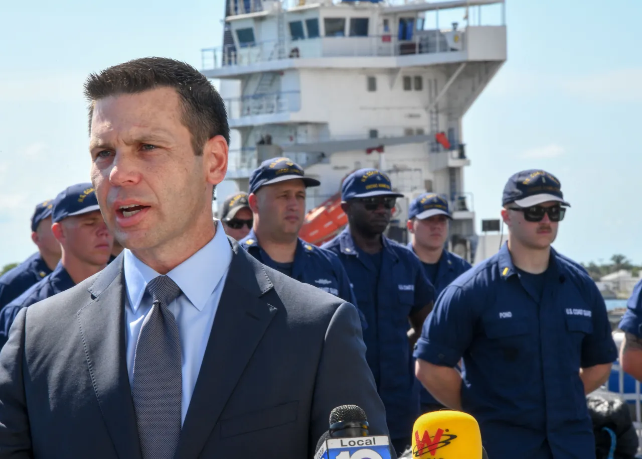 Image: Coast Guard Cutter Hamilton Drug Offload - Crew Visit (16)