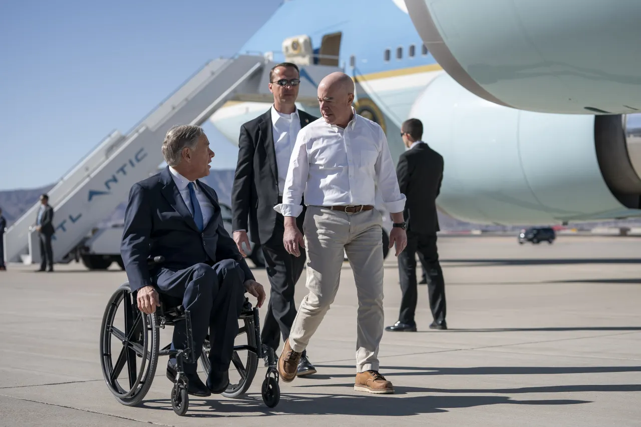 Image: DHS Secretary Alejandro Mayorkas travels to El Paso with President Biden (009)