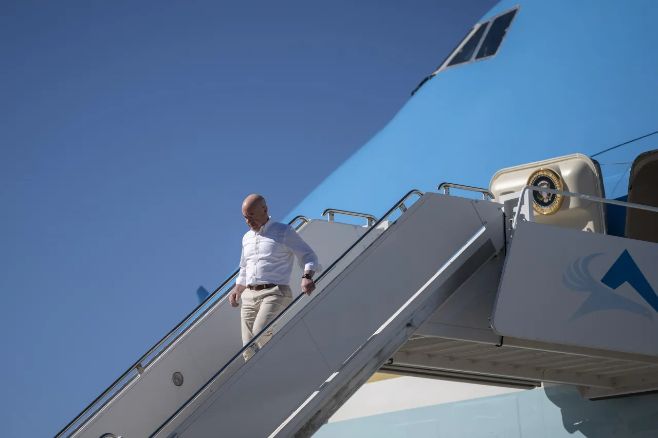 Image: DHS Secretary Alejandro Mayorkas travels to El Paso with President Biden (003)