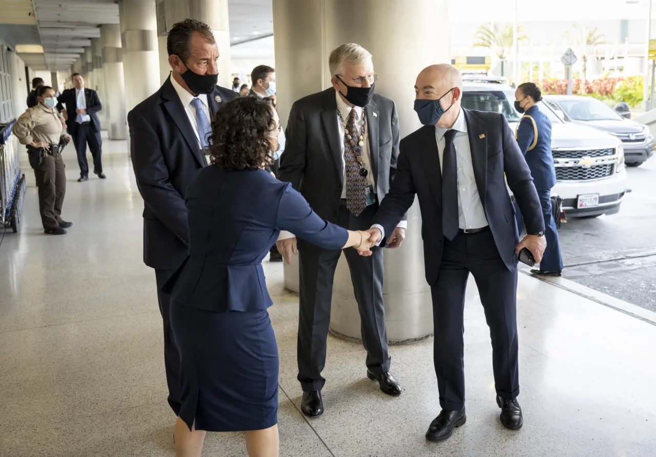 Image: DHS Secretary Alejandro Mayorkas Meets with TSA Employees at Miami International Airport (3)