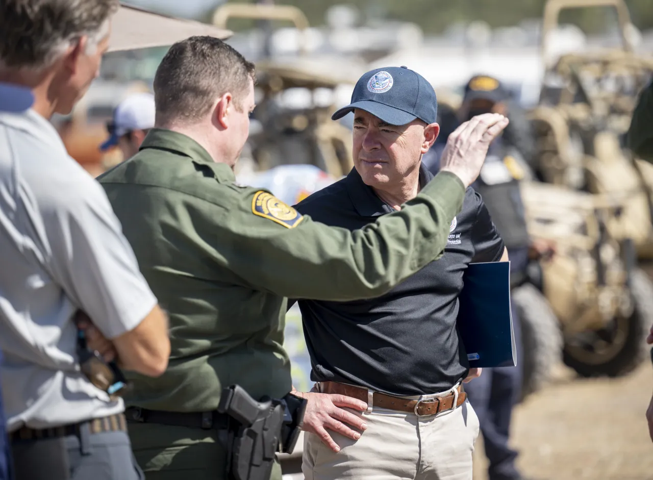 Image: DHS Secretary Alejandro Mayorkas Tours Del Rio International Bridge (16)