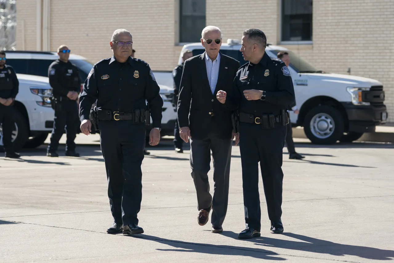 Image: DHS Secretary Alejandro Mayorkas travels to El Paso with President Biden (012)