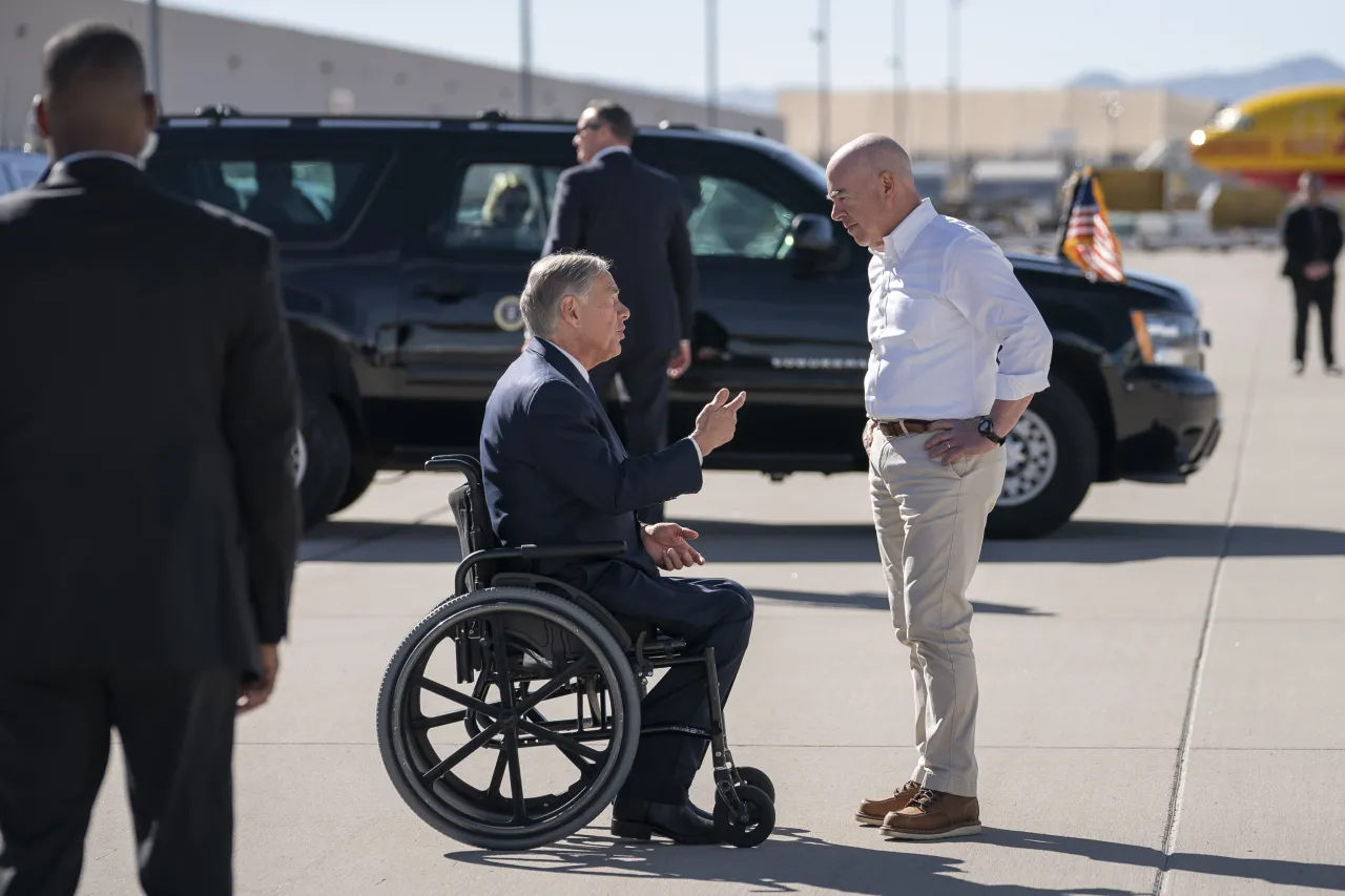 Image: DHS Secretary Alejandro Mayorkas travels to El Paso with President Biden (006)