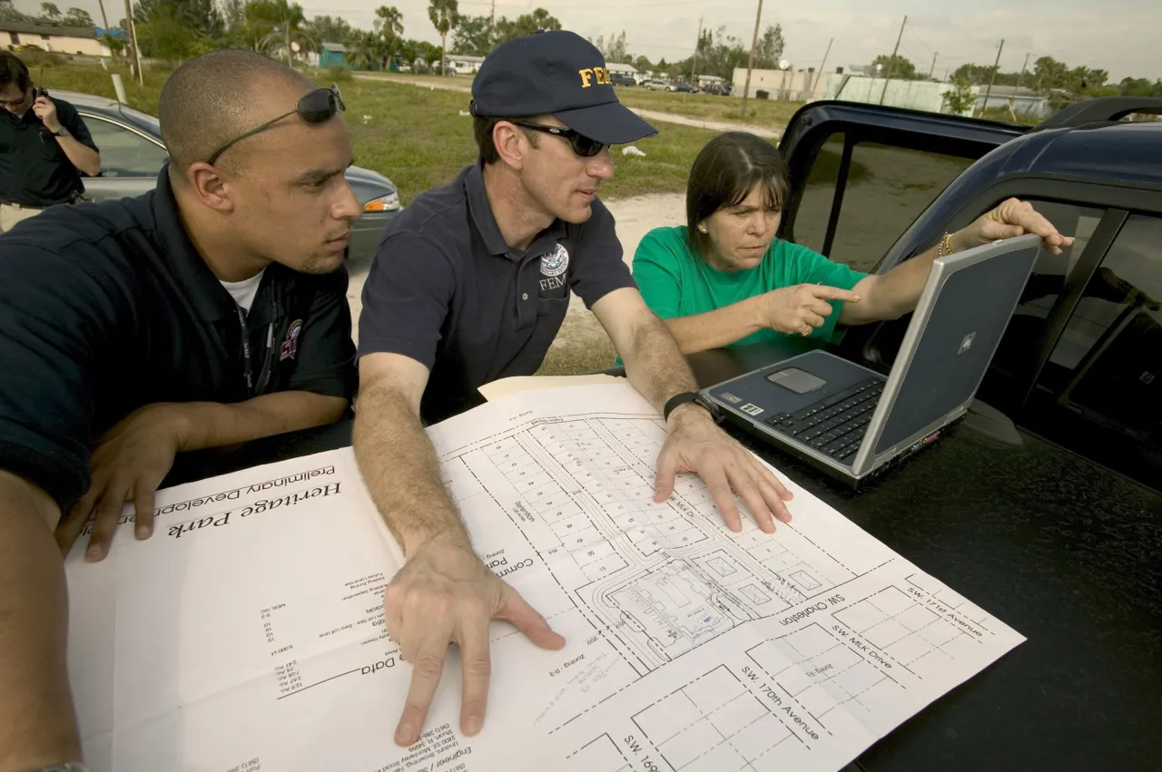 Image: FEMA employees discuss housing for hurricane victims in Indiantown