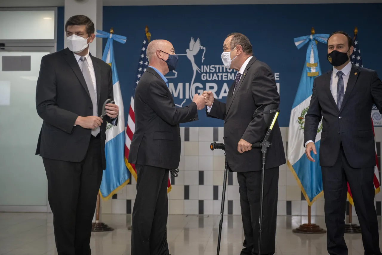 Image: DHS Secretary Alejandro Mayorkas Cuts Ribbon at Migration Center (19)