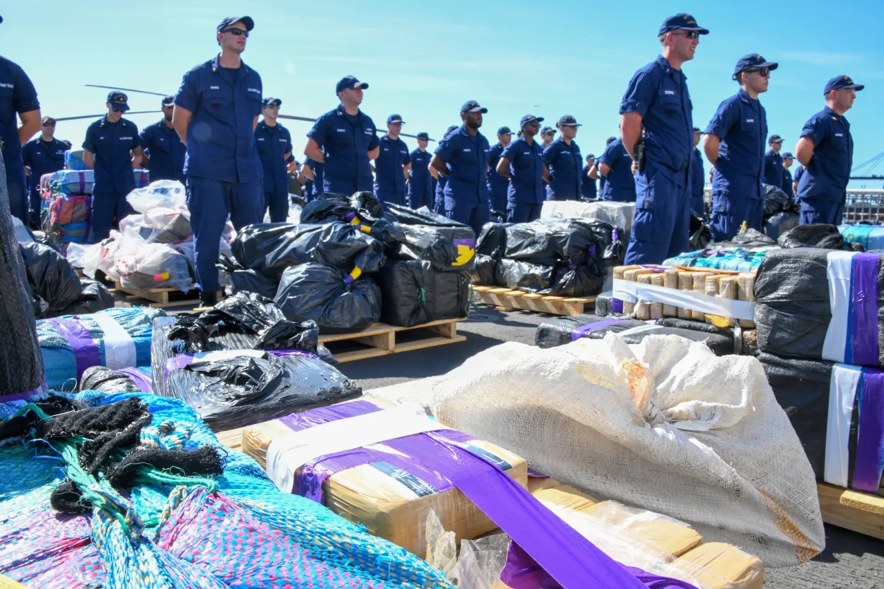 Image: Coast Guard Cutter Hamilton Drug Offload - Crew Visit (7)