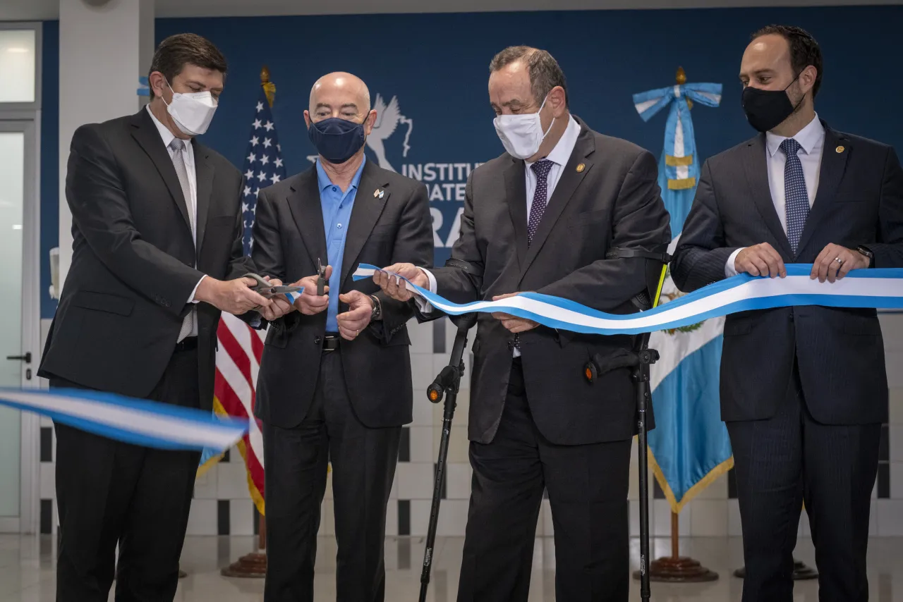 Image: DHS Secretary Alejandro Mayorkas Cuts Ribbon at Migration Center (18)