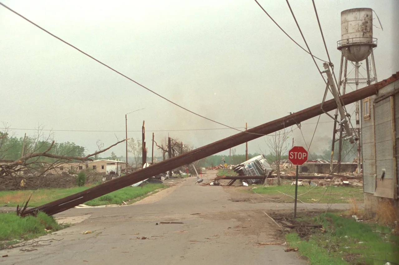 Image: Hurricane Andrew - A fallen phone line