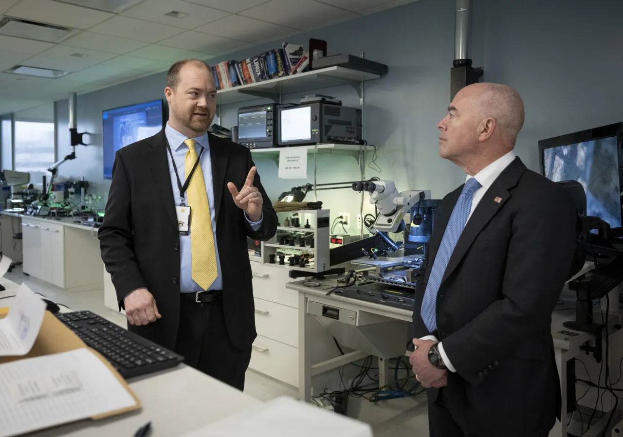 Image: DHS Secretary Alejandro Mayorkas Visits HSI Cyber Crimes Center (034)