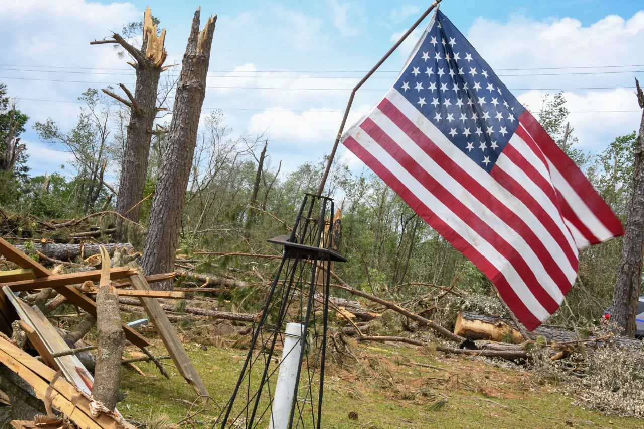 Image: American Flag in Tornado Aftermath in Mississippi