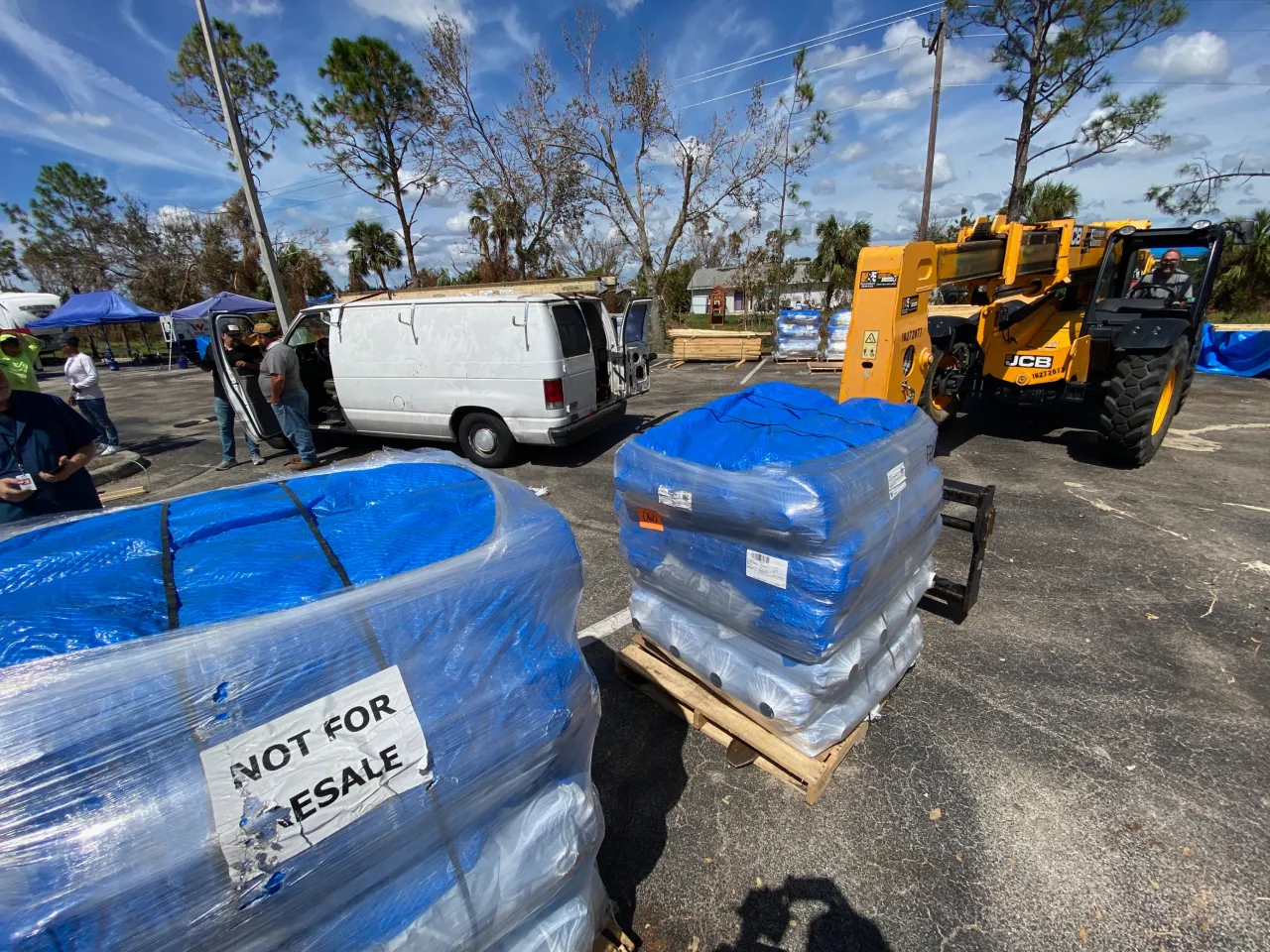 Image: US Army Corps of Engineers Contractors Pick-up Supplies for Operation Blue Roof (2)