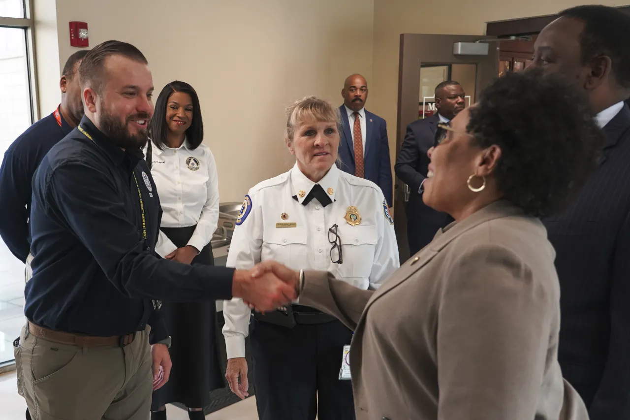 Image: Secretary of Housing and Urban Development Visits FEMA Disaster Recovery Center at the Barnett Park Recreation Center