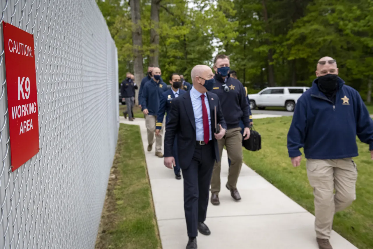 Image: DHS Secretary Alejandro Mayorkas Tours Secret Service Training Center (04)