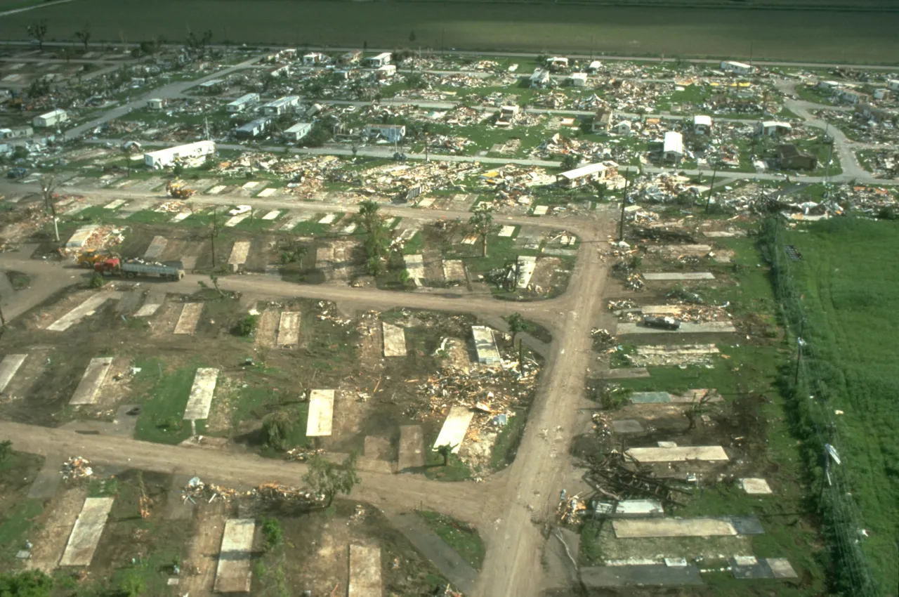 Image: Hurricane Andrew - An aerial view of damage and flooding (4)