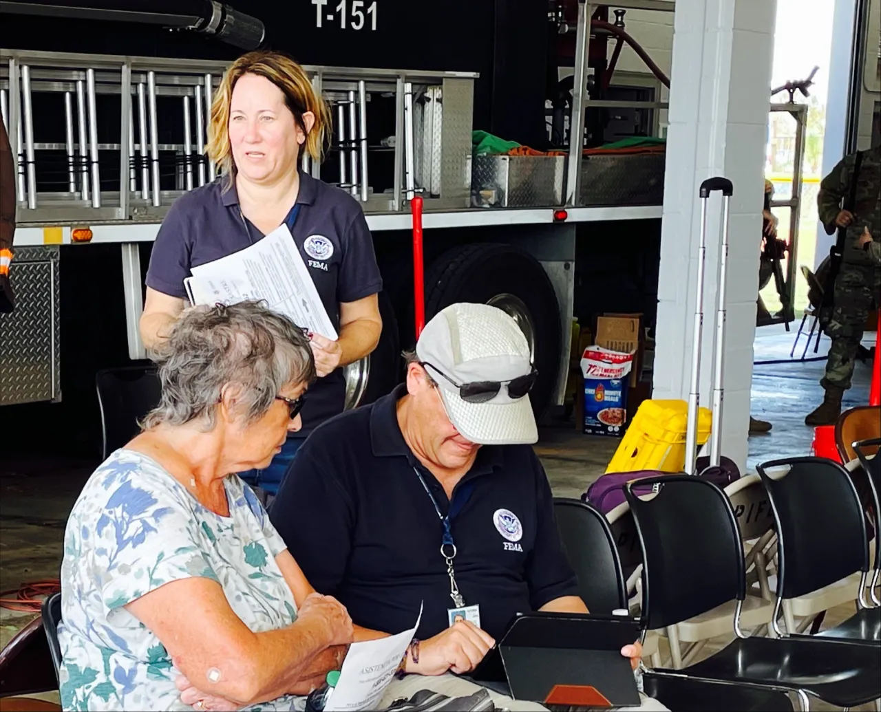 Image: FEMA Disaster Survivor Assistance Teams Help After Hurricane Ian (5)