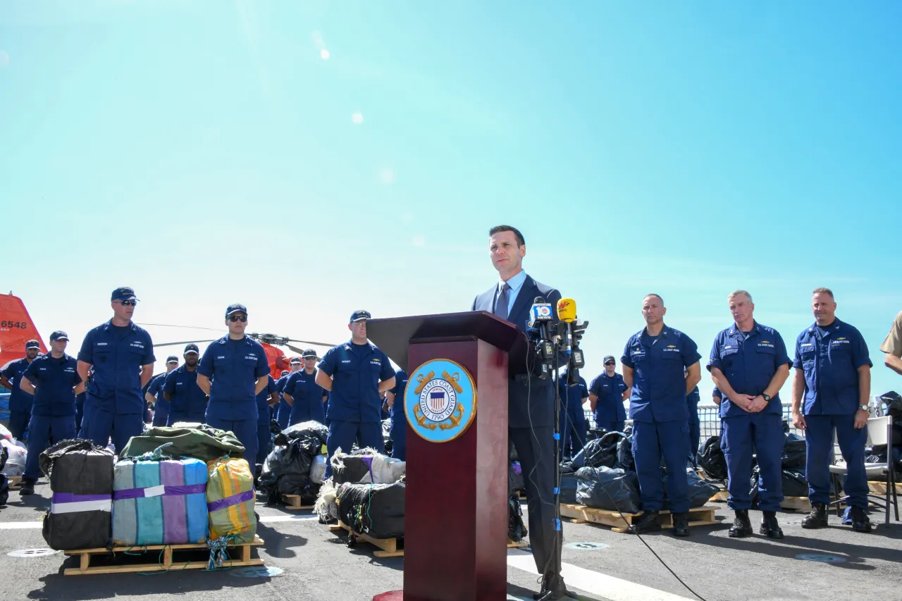 Image: Coast Guard Cutter Hamilton Drug Offload - Crew Visit (15)