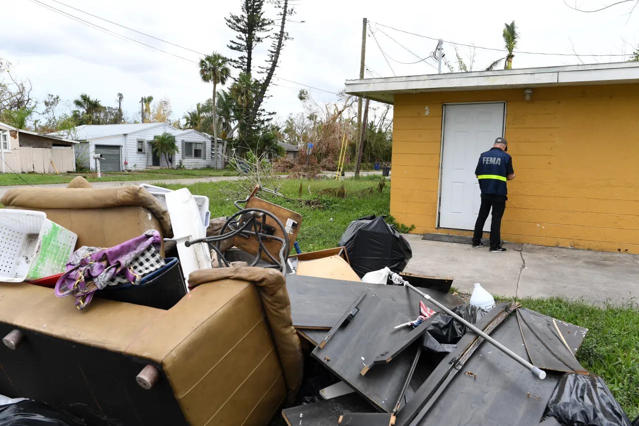 Image: FEMA Disaster Survivor Assistance Team Leaves Flyers in Neighborhood Impacted by Hurricane Ian (2)