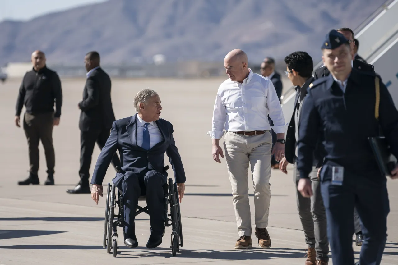 Image: DHS Secretary Alejandro Mayorkas travels to El Paso with President Biden (008)