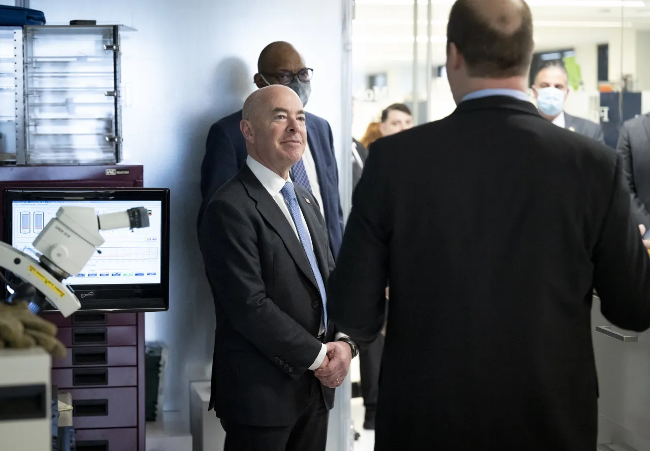 Image: DHS Secretary Alejandro Mayorkas Visits HSI Cyber Crimes Center (022)