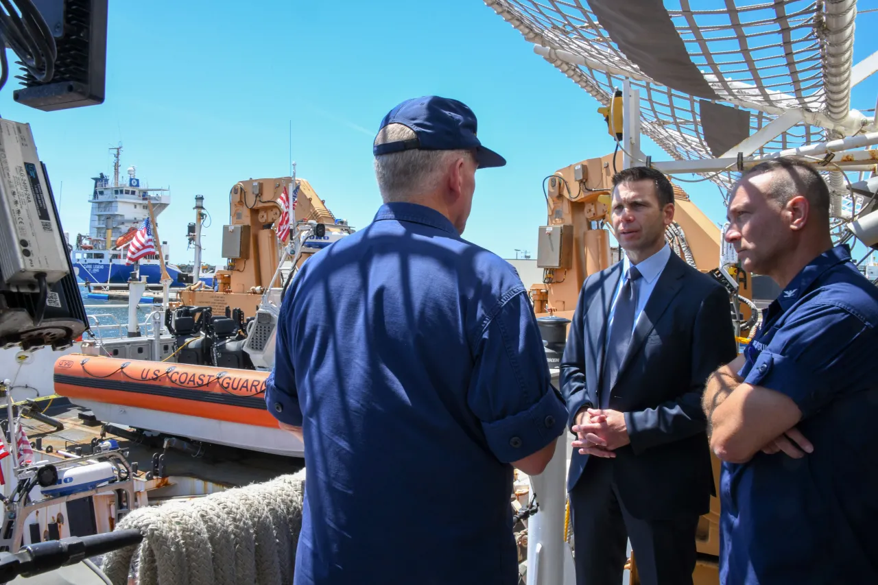 Image: Coast Guard Cutter Hamilton Drug Offload - Crew Visit (27)