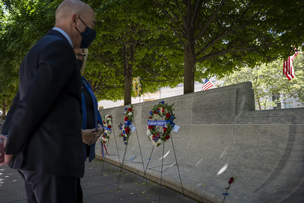 Image: DHS Secretary Alejandro Mayorkas Participates in Wreath Laying at the National Law Enforcement Officer Memorial (02)