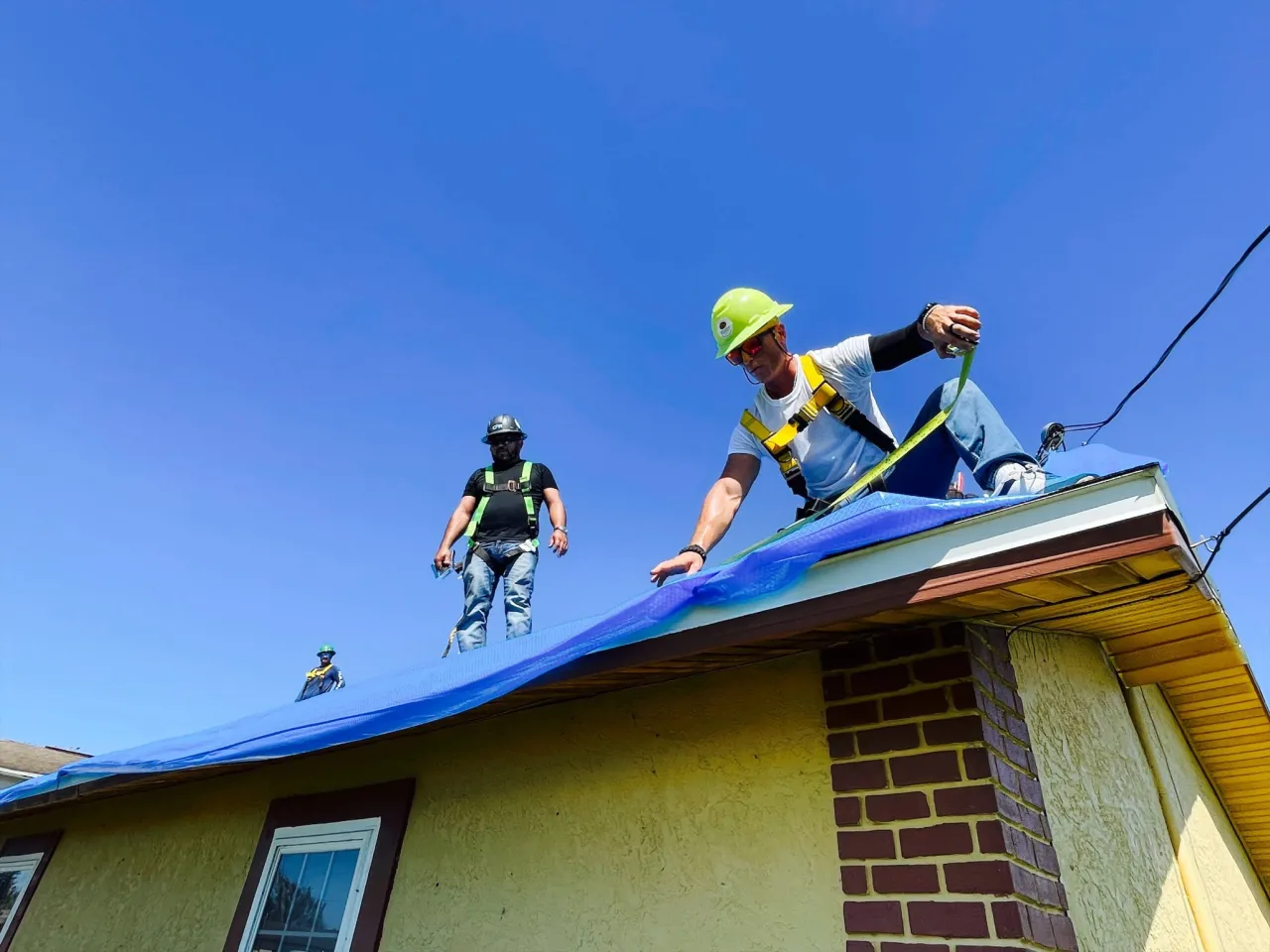 Image: Blue Roofs Installed On Fort Myers Homes (2)