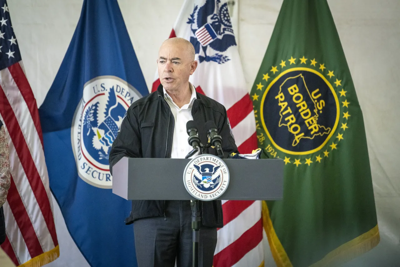 Image: DHS Secretary Alejandro Mayorkas Tours CBP Donna Processing Center (20)