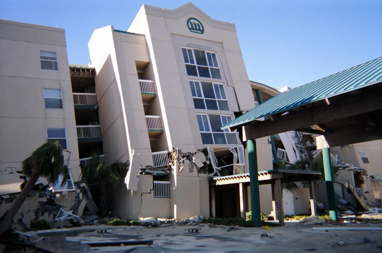 Image: Hurricane Ivan - Condominiums that were heavily damaged by the hurricane's winds