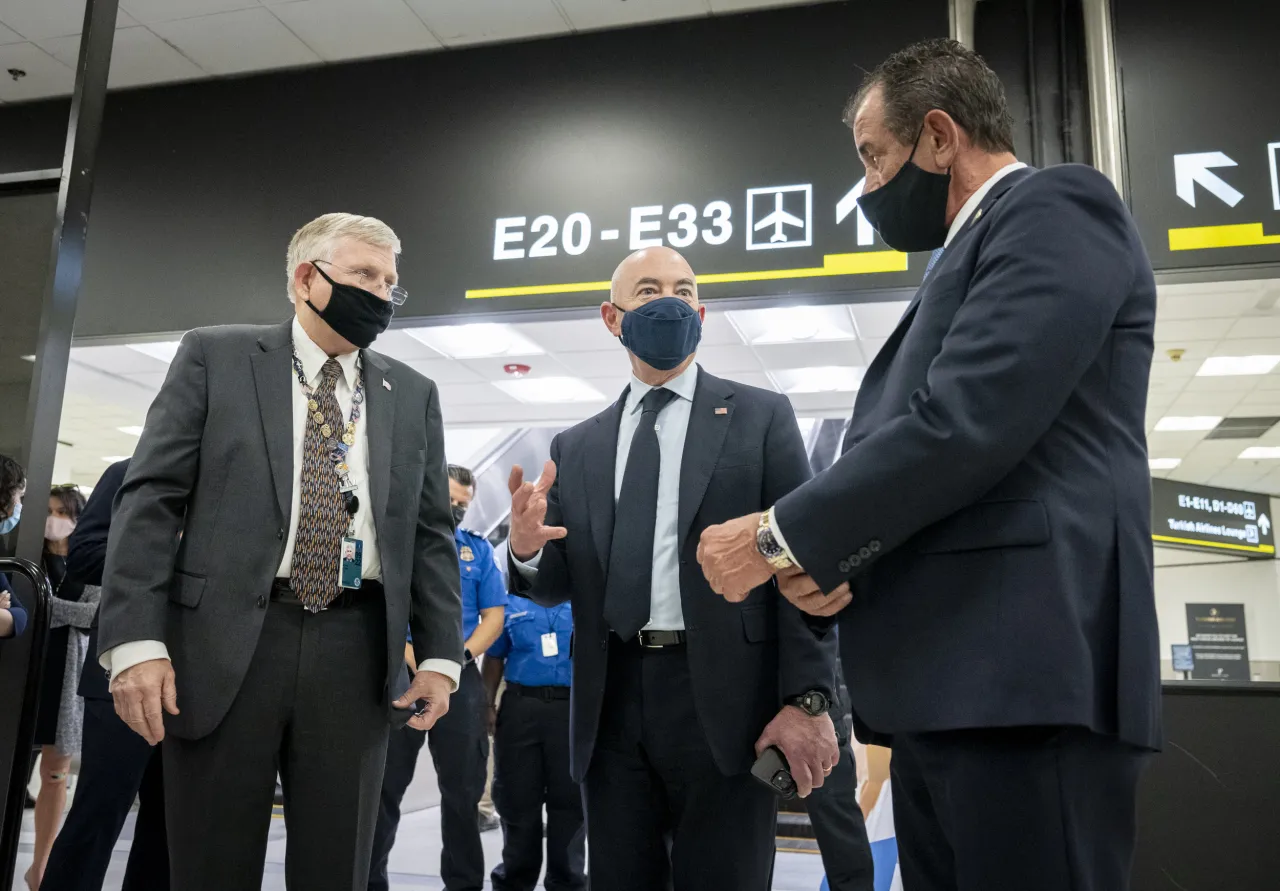 Image: DHS Secretary Alejandro Mayorkas Meets with TSA Employees at Miami International Airport (6)