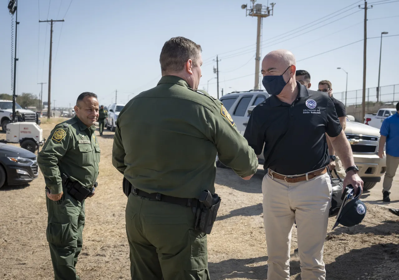 Image: DHS Secretary Alejandro Mayorkas Tours Del Rio International Bridge (1)