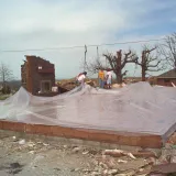 Image: Hurricane Andrew - People lay protection over the remaining floor of a house