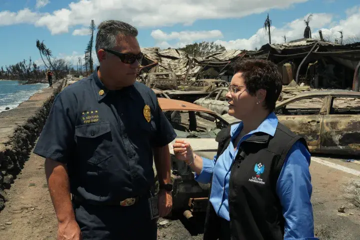 Image: US Fire Administrator Talks with Wailuku Fire Chief