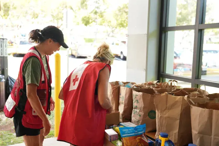 Image: American Red Cross Distribute Supplies to Hawaii Wildfire Survivors